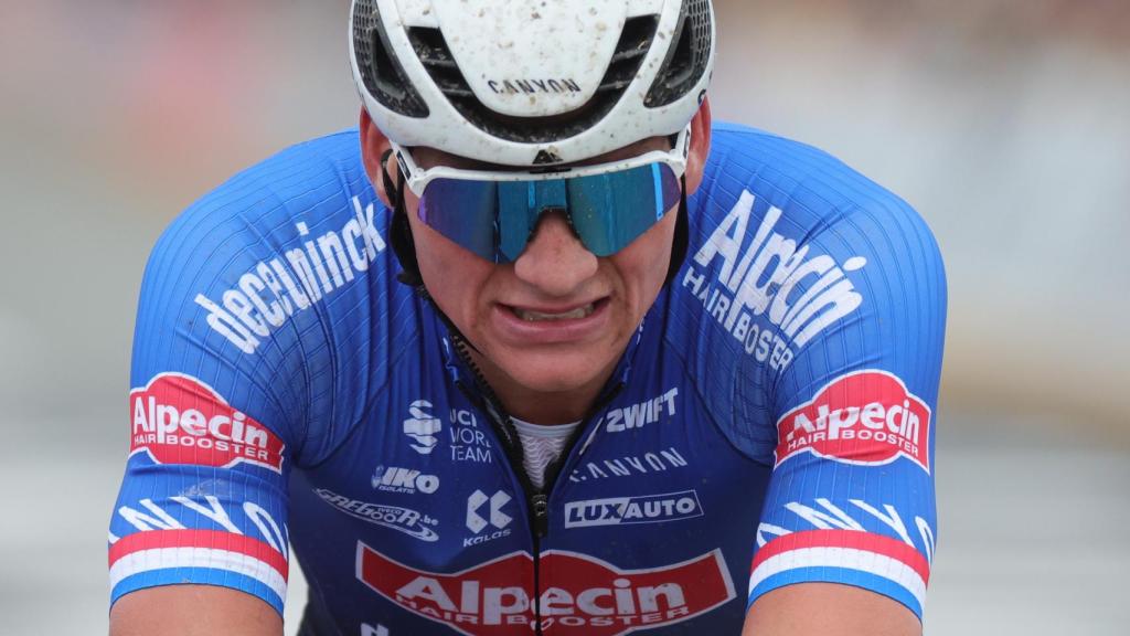 Van der Poel entra segundo en meta.