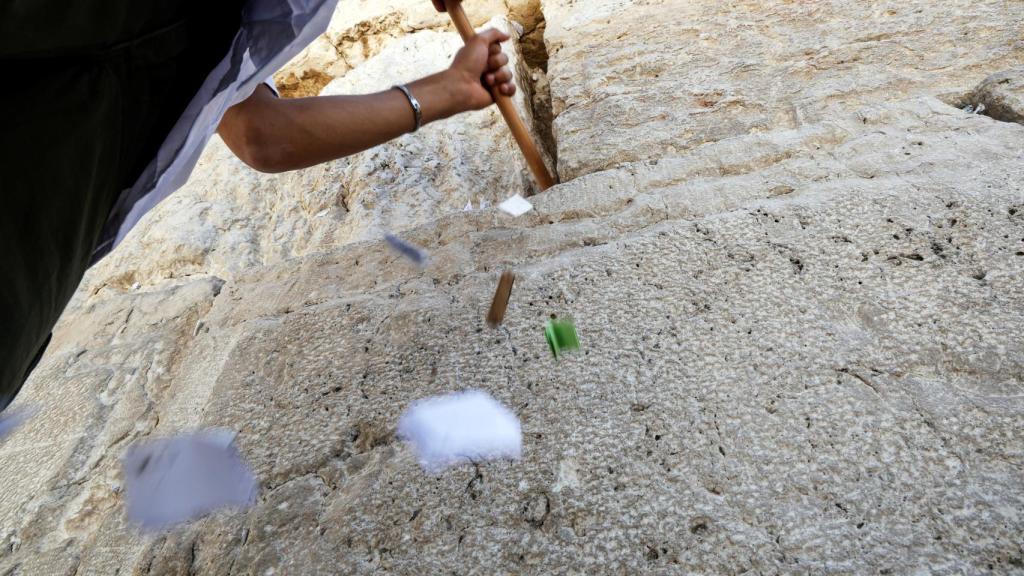 Retirada de plegarias en el Muro de las Lamentaciones de Jerusalén.