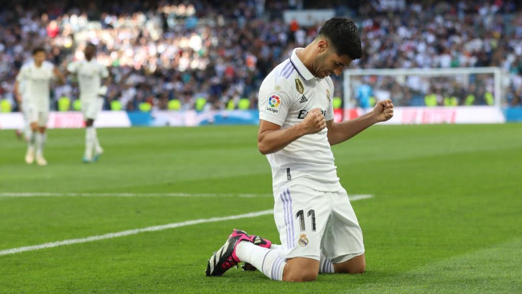 Marco Asensio, de rodillas, celebra el quinto gol del Real Madrid contra el Valladolid.