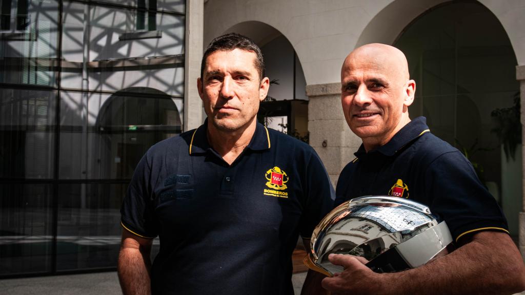 Ramón y Luis, los bomberos autores de cinco cuentos infantiles.