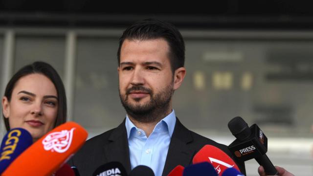 Sus adversarios le acusan de populismo y de crear ilusiones infundadas sobre rápidas mejoras económicas.