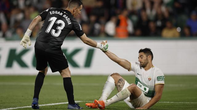 El guardameta del Elche, Edgar Badia, ayuda a su compañero Pedro Bigas, durante el encuentro contra el Barcelona, este sábado.