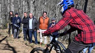 El consejero de Medio Ambiente, Vivienda y Ordenación del Territorio, Juan Carlos Suárez-Quiñones, ha visitado esta mañana las obras del Centro de MTB Zona Alfa León