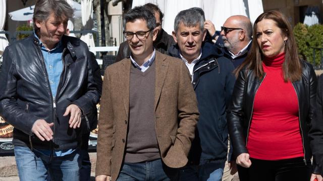 El ministro de la Presidencia, Félix Bolaños, participa en un 'Encuentro municipal' del PSOE de Soria. El la imagen, junto al alcalde de Soria, Carlos Martínez y la delegada, Virginia Barcones