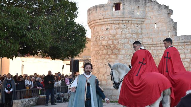 Figurantes a caballo junto al actor que interpreta a Álvaro de Luna