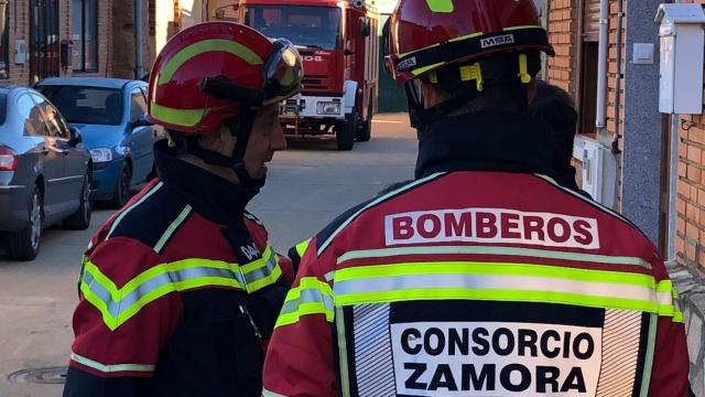 Imagen de archivo de los bomberos de la Diputación de Zamora en el exterior de una vivienda