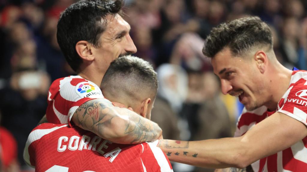 Los jugadores del Atlético de Madrid celebran el gol de Correa.