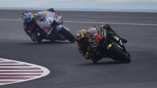 El italiano Marco Bezzecchi encabeza la carrera seguido del español Álex Márquez, en Argentina.