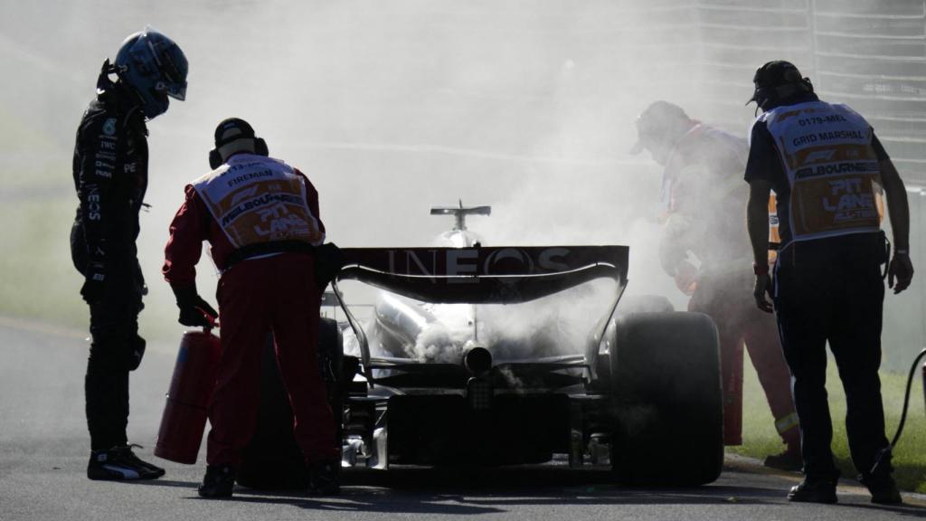 George Russell, viendo cómo apagan el fuego en su Mercedes