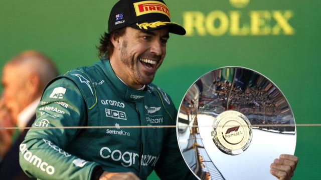 Fernando Alonso, con el trofeo del tercer puesto en el Gran Premio de Australia de la Fórmula 1 2023