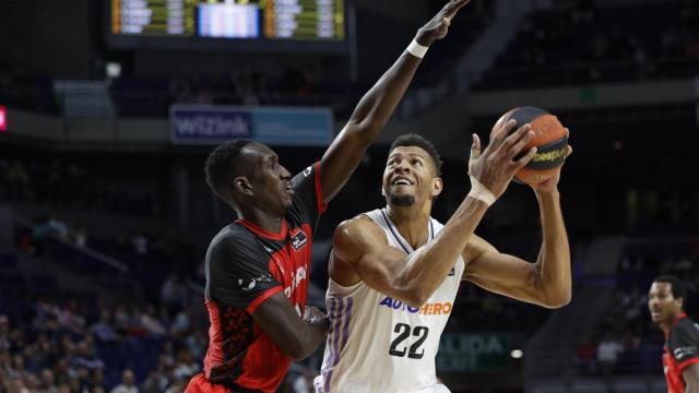 Walter Tavares, en acción con Mamadou Niang durante el Real Madrid de Baloncesto - Covirán Granada