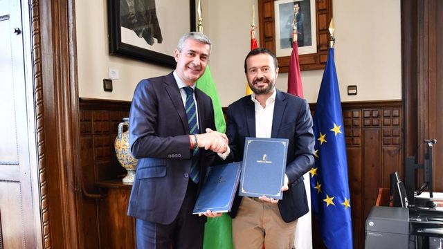 El consejero de Desarrollo Sostenible, José Luis Escudero, y el presidente de la Diputación de Toledo, Alvaro Gutiérrez, en la firma del protocolo