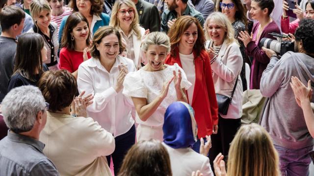 Yolanda Díaz, a su llegada al polideportivo de Magariños (Madrid), acompañada de Ada Colau y Mónica García.