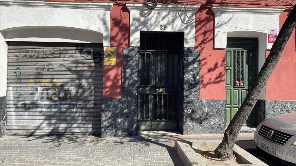 El portal del edificio donde un hombre ha matado a su compañero clavándole varios destornilladores en un ritual en Vallecas.