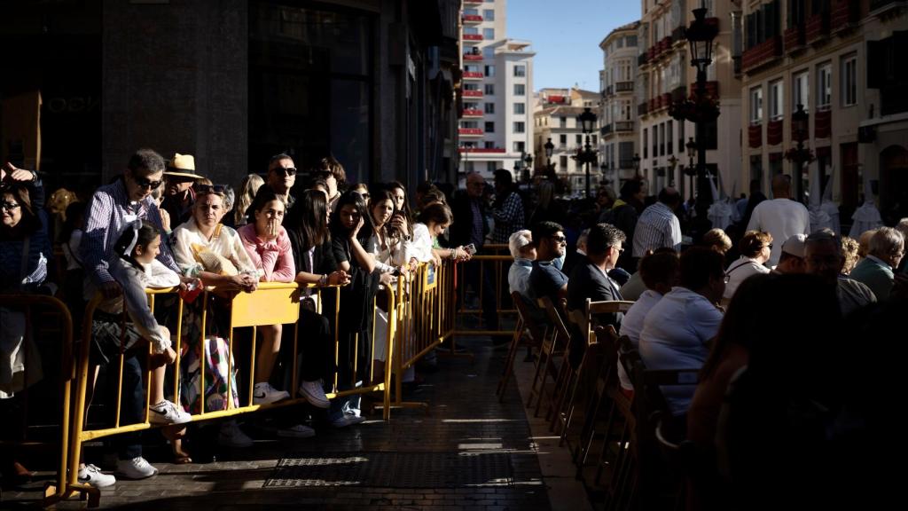 El público presencia el paso de los cortejos por el recorrido oficial.