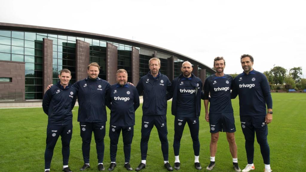 El cuerpo técnico de Graham Potter en el Chelsea; a su derecha, Bruno Saltor