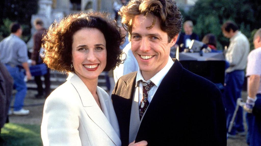 Hugh Grant junto a Andie MacDowell en la película 'Cuatro bodas y un funeral'.