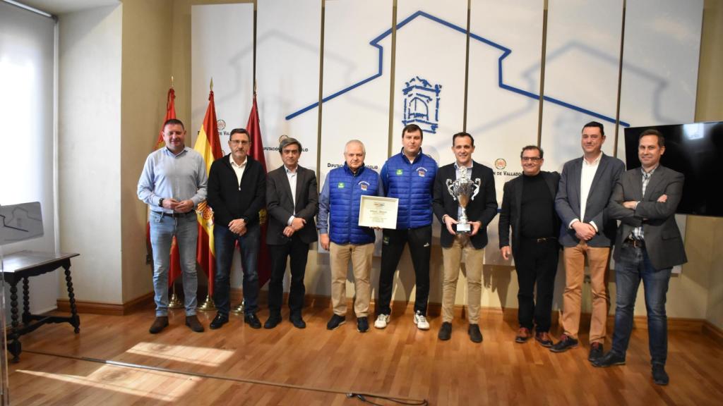 Foto de familia del recibimiento en la sede de la Diputación de Valladolid al CD Puertas Bamar - Caja Rural de Zamora, de Íscar.