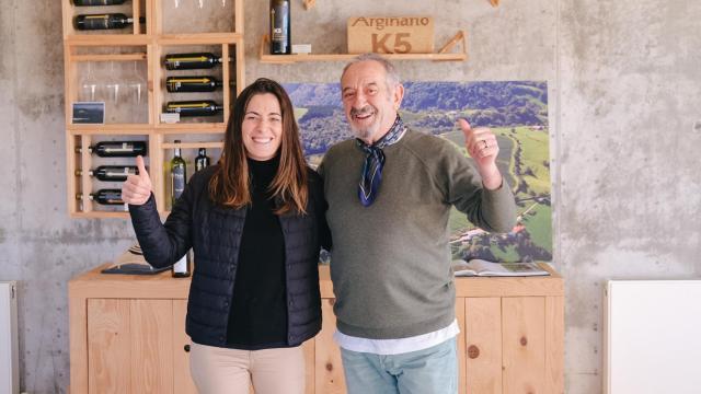 Padre e hija en la bodega K5.