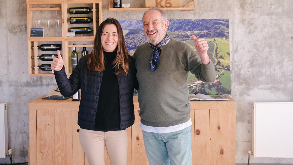 Padre e hija en la bodega K5.