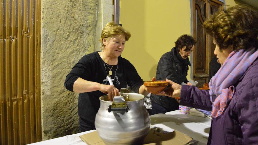 A las ricas sopas en la fresca noche