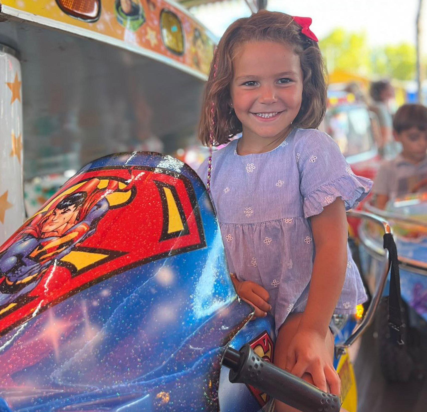 Julia en una atracción de la feria