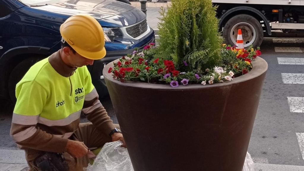 Los operarios ayer añadiendo elementos de jardinería.