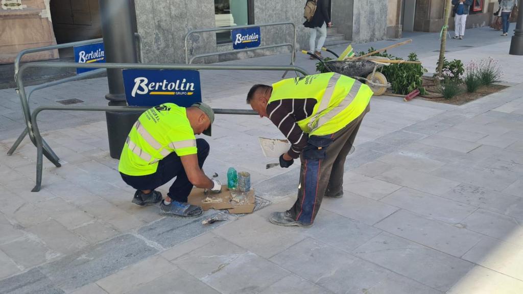 Trabajadores en el espacio todavía no finalizado ni recepcionado.