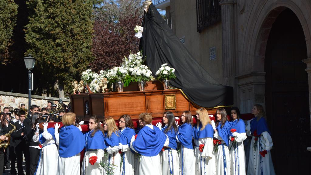 Nuestra Señora de la Alegría con su manto de luto