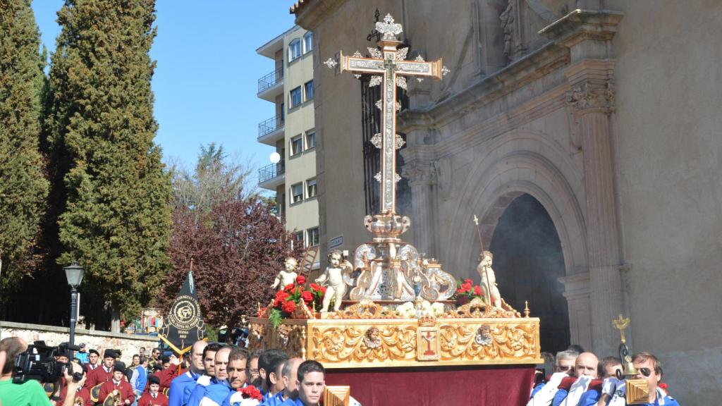 Lignum Crucis (Reliquia autenticada de la Cruz de Cristo traída de Roma en el S. XVII. Cruz-relicario, Pedro Benítez, 1675)