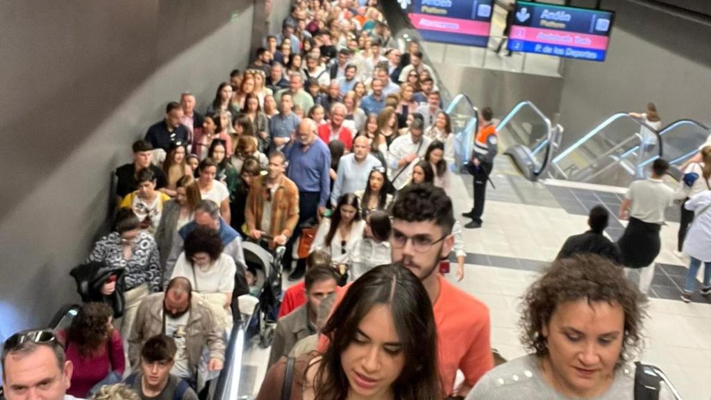 Los pasajeros critican la saturación del Metro al centro y la empresa habla de momentos puntuales