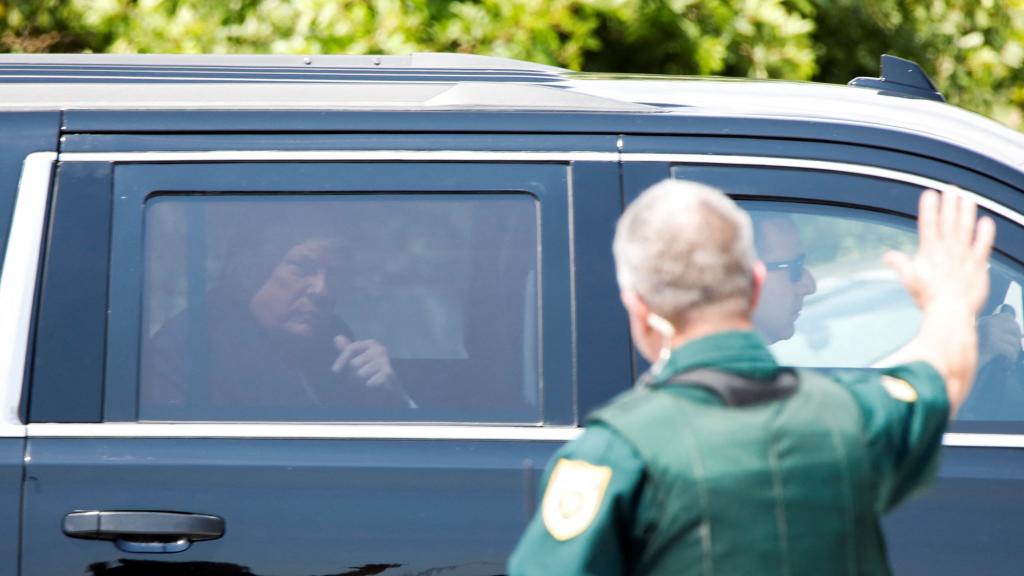 Donald Trump saluda a sus seguidores al llegar al aeropuerto de Palm Beach antes de viajar a Manhattan, donde ha sido imputado.