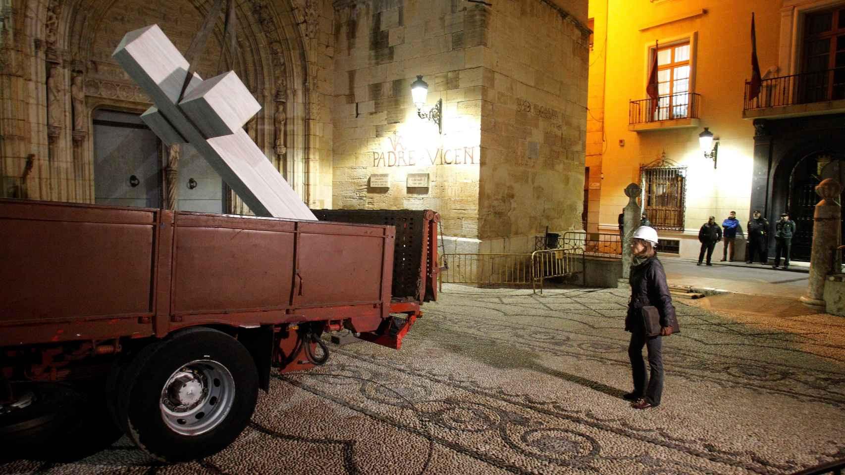 El momento de la retirada de la cruz de Callosa de Segura en 2018.