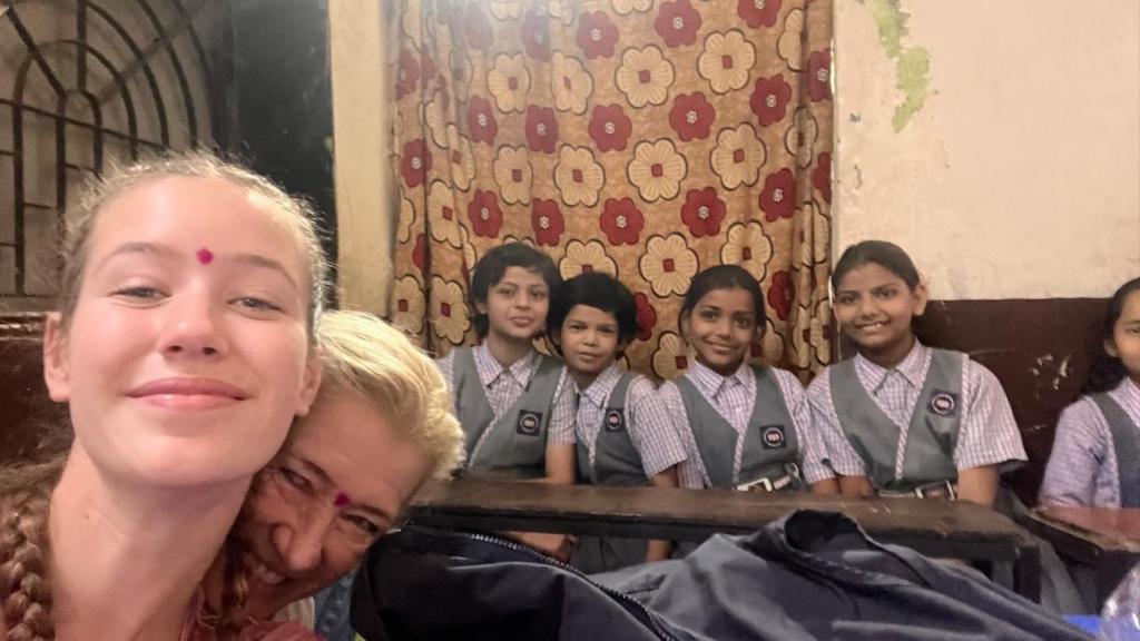 Ana Duato y su hija María durante su viaje de cooperación a la India.
