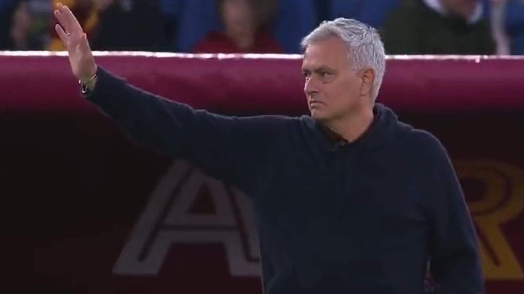 Mourinho pidiendo silencio a su afición por los cánticos racistas.