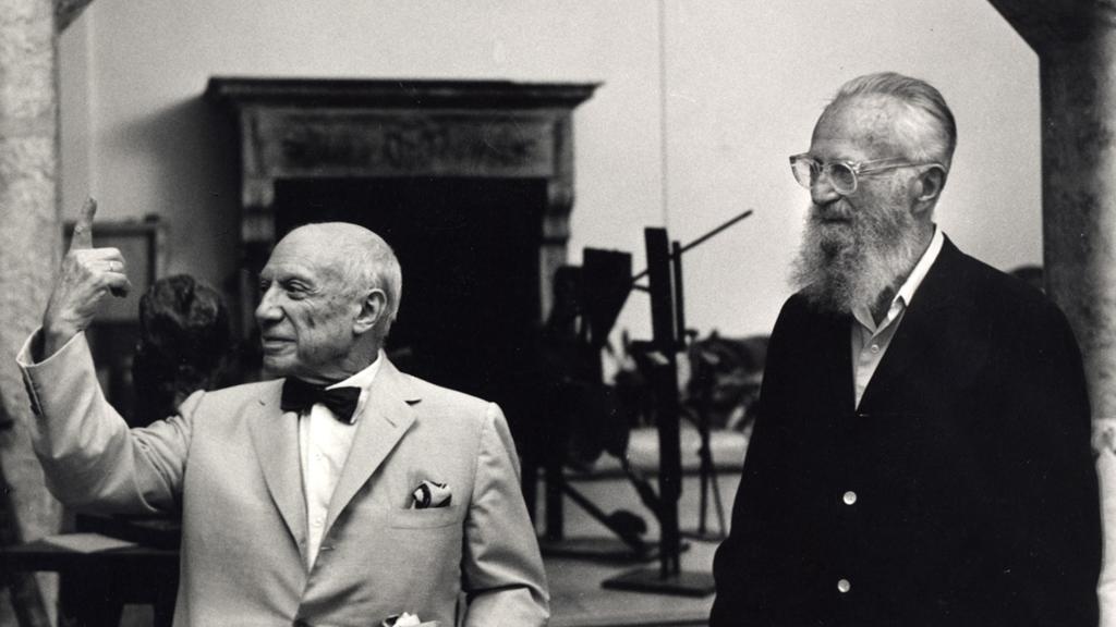 Pablo Picasso y el fotógrafo Edward Steichen en la sala de esculturas  Mougins, Notre-Dame-de-Vie, 6 agosto 1966. Fondo Roberto Otero. Museo Picasso Málaga © Sucesión Pablo Picasso, VEGAP, Madrid, 2023