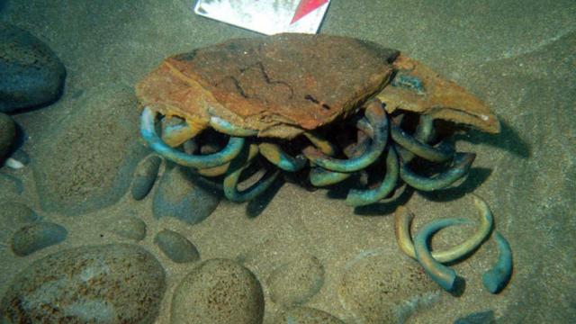 Un conjunto de manillas halladas en un pecio del siglo XVI en Getaria. Foto: Ana María Benito-Domínguez