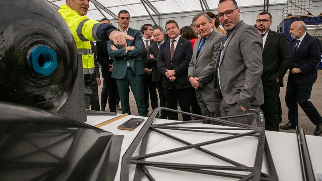 Pedro Sánchez y Emiliano García-Page este lunes en la empresa Skydweller en Albacete