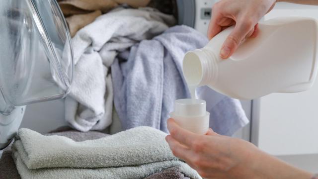 Imagen de archivo de una persona a punto de lavar la ropa con detergente.