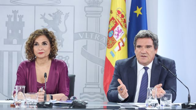 María Jesús Montero y José Luis Escrivá, ministros de Hacienda y Función Pública y de Inclusión, Seguridad Social y Migraciones.