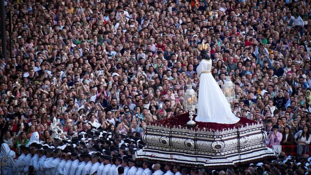 Cientos de personas se han congregado en las calles para ver al Señor de Málaga a su paso.