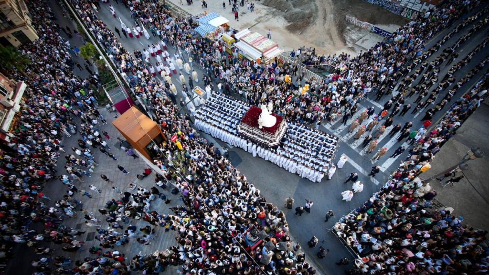 El Cautivo tras cruzar el Puente de la Aurora y enfilar por calle Cisneros de camino al Recorrido Oficial.
