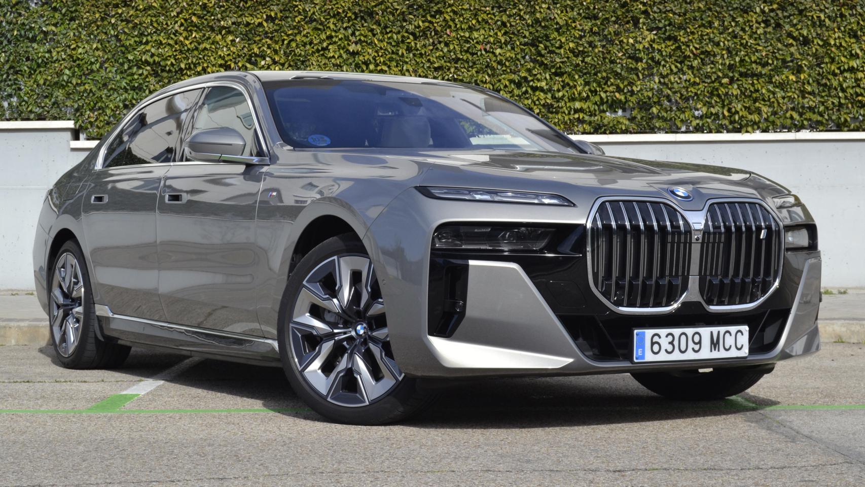El BMW i7 destaca por incorporar una parrilla iluminada.
