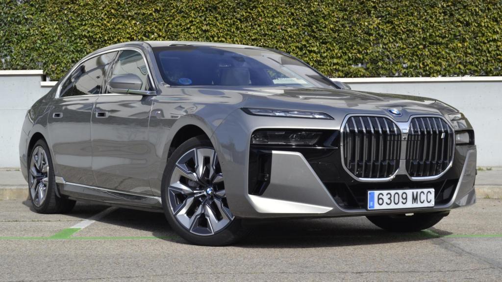 El BMW i7 destaca por incorporar una parrilla iluminada.