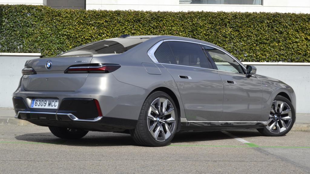El BMW i7 compite en el segmento de las berlinas de lujo contra rivales como el Mercedes EQS.