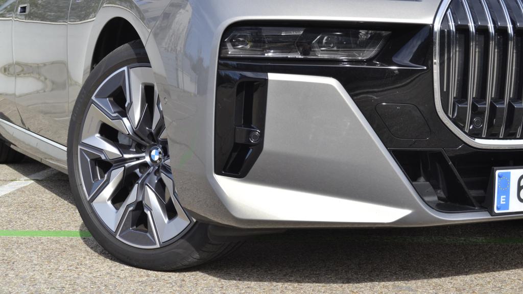 El BMW i7 puede llevar llantas desde 19 hasta 21 pulgadas.
