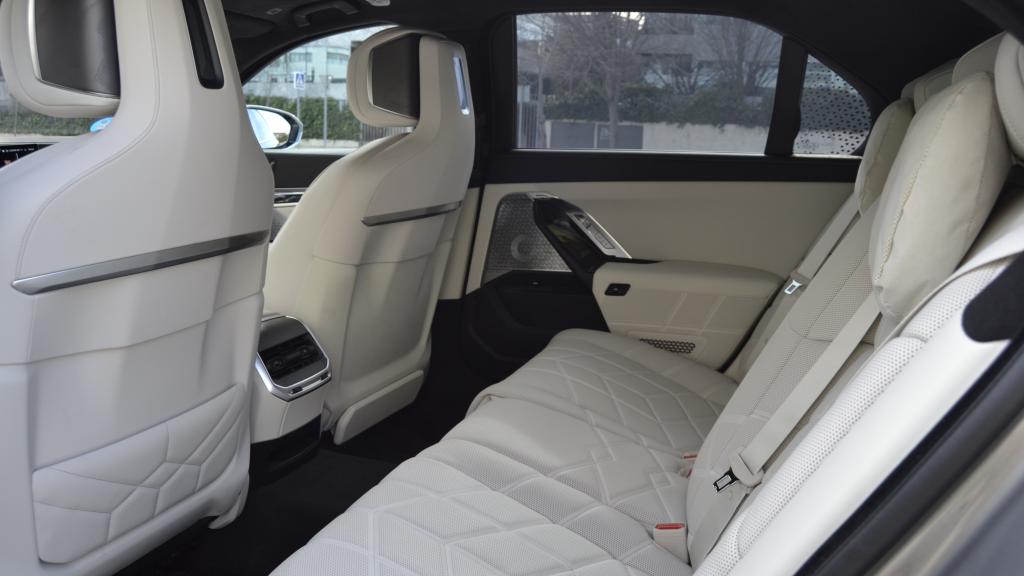 El BMW i7 tiene una batalla de 3,21 metros que le permite ofrecer gran habitabilidad en el interior.