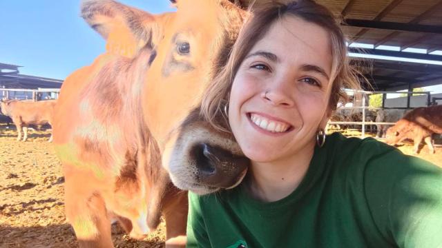 Raquel Roca junto a sus animales.