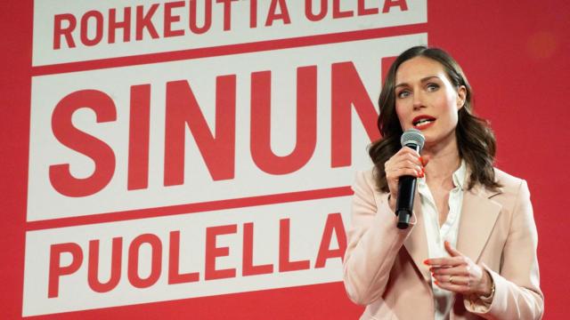 Sanna Marin, primera ministra de Finlandia, durante su comparecencia ante los medios de comunicación en Helsinki.