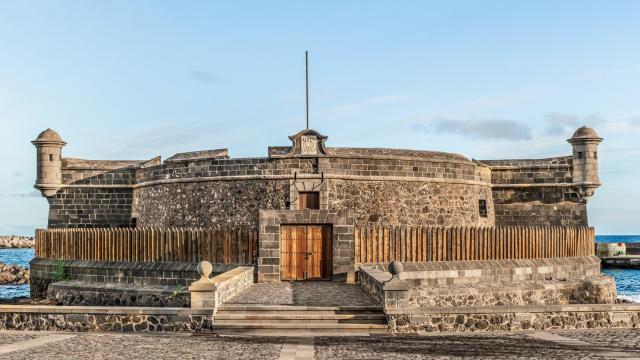 Esta ciudad de las Islas Canarias tiene cuatro castillos a su alrededor